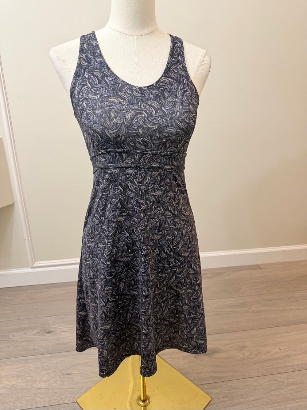 Women's Printed Crossback Tennis Dress in Navy - Picture 3 of 8